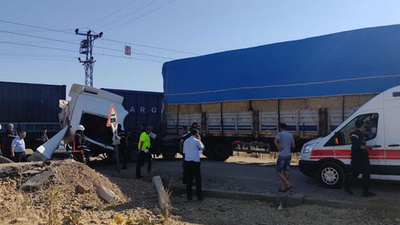 Yük treni, hemzemin geçitte TIR'a çarptı: 1 yaralı