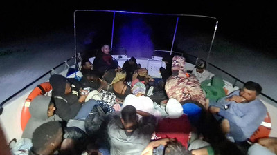 Yunan unsurlarının ittiği 64 kaçak göçmen Sahil Güvenlik ekiplerince kurtarıldı