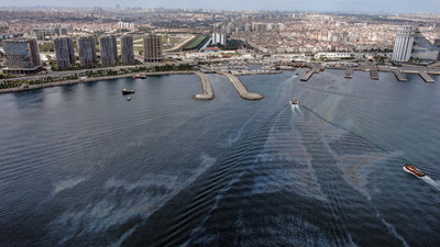 Zeytinburnu sahilinde mazot kirliliği havadan görüntülendi