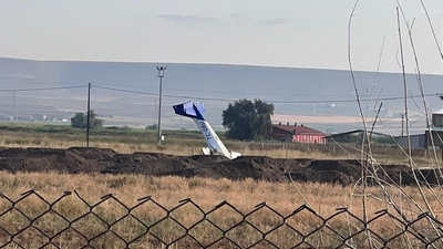 Zorunlu iniş yapan uçak, sulama kanalına girmiş