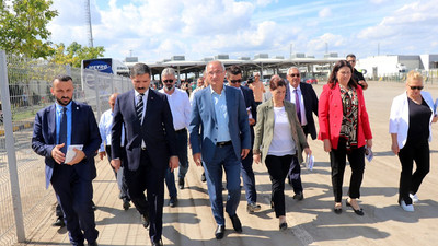 AKP'li heyet, sınır kapısında valiyle birlikte Erdoğan'ın gurbetçilere mektubunu dağıttı