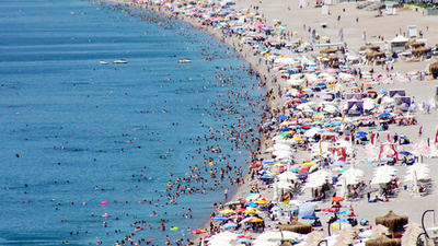 Antalya’da sahilleri turistler doldurdu