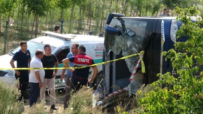 Çanakkale’de devrilen tur otobüsünün şoförü tutuklandı