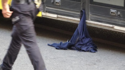 Elbisesi kapıya sıkışan kadın, otobüsün altında kalarak can verdi