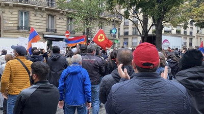 Ermeni provokatörlerden Azerbaycan'ın Paris Büyükelçiliği'ne saldırı