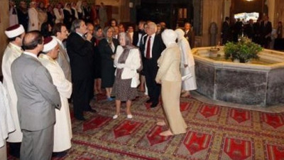 İlber Ortaylı cami ziyaretinde eşlik ettiği 2. Elizabeth'le ilgili bilinmeyen detayı anlattı