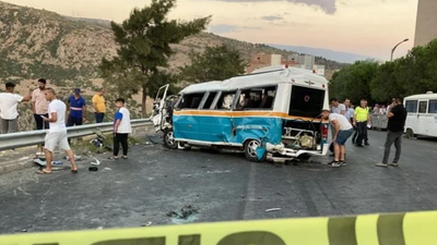 Servis aracı, minibüsten inen yolcuların arasına daldı: Ölüler var
