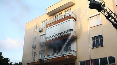 Sinir krizi geçirip balkonu yaktı, eşyaları sokağa fırlattı