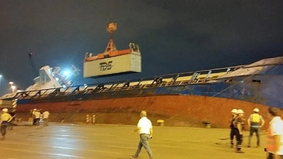 Su alan konteyner gemisi battı