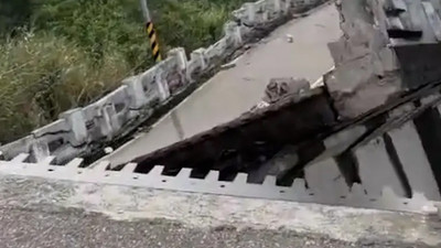 Tayvan'da 7.2'lik depremde dehşet anları: Yollar ikiye ayrıldı