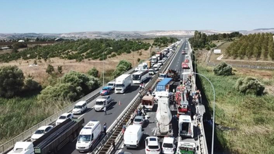 TEM Otoyolu'nda TIR devrildi, yol trafiğe kapandı
