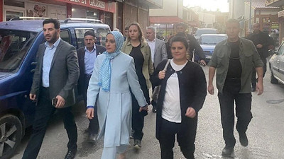 AKP'li Zehra Taşkesenlioğlu koruma polisleri ile esnaf ziyareti yaptı