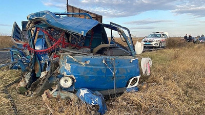 Elektrik direğine çarpan kamyonetteki 1'i bebek 2 kişi hayatını kaybetti