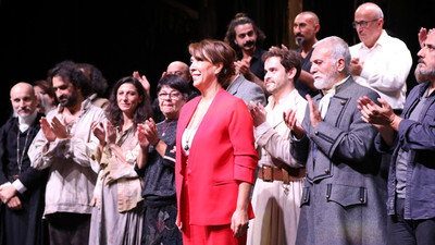 İBB Şehir Tiyatroları'nın ilk kez sahnelediği 'Cadı Kazanı' tam not aldı