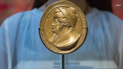 İBB, tarihimize sahip çıkmaya devam ediyor: Fatih Sultan Mehmet'in madalyonu satın alındı