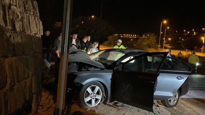 İstinat duvarına çarpan otomobildeki 1 kişi hayatını kaybetti, 3 kişi yaralandı