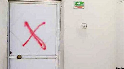 Alevi komşularının kapısını sprey boyayla işaretleyen şahıs polis tarafından yakalandı
