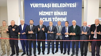 Elazığ'da Vali, AKP İl Başkanı ile birlikte belediye binasının açılışını yaptı