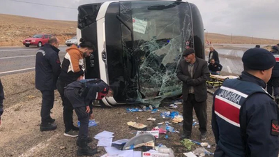 Göçmenleri taşıyan otobüs devrildi: 2 kişi öldü, 43 kişi yaralandı