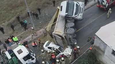 İstanbul’da hafriyat kamyonu aracın üzerinde devrildi