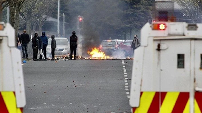 Kuzey İrlanda’da polis aracına bombayla saldırı düzenlendi