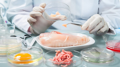 Resmen onaylandı: L﻿aboratuvarda üretilen tavuk eti raf yolunda