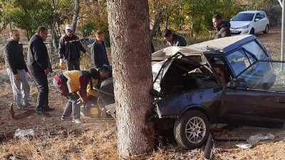 Üniversite öğrencilerinin otomobili ağaca çarptı: 1 ölü, 3 yaralı