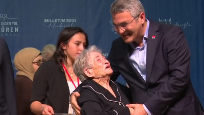 Vatandaşlar CHP'ye akın etti: 95 yaşındaki kadının rozetini Oğuz Kaan Salıcı taktı