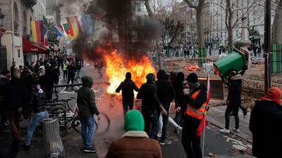 3 kişinin hayatını kaybettiği saldırının ardından Paris sokakları karıştı