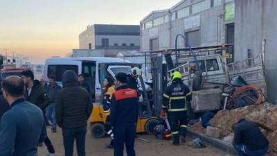 Gaziantep'te servis minibüsü, park halindeki kamyonete çarptı: 2 işçi öldü, 3 yaralı