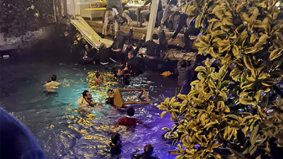 Restoranın iskelesi çöktü, vatandaşlar denize düştü: 4 yaralı