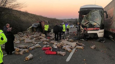 Yolcu otobüsü ile kamyonun çarpıştığı kazada 1 kişi hayatını kaybetti, 2 kişi yaralandı