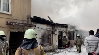 Beyoğlu'nda korkutan yangın: 2 ev kullanılamaz hale geldi