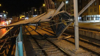 Fırtınada kopan çatı metro hattının üzerine düştü