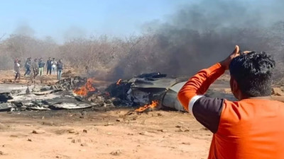 Hindistan'da iki savaş uçağı düştü