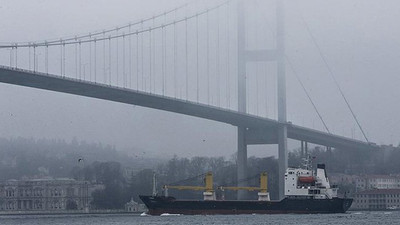 İstanbul'da yük gemisi karaya oturdu: Boğaz gemi trafiğine kapatıldı