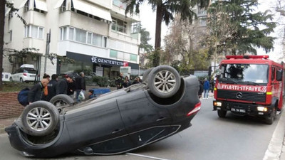 Kadıköy'de feci kaza: Kaldırımdaki yayaya çarpıp takla attı
