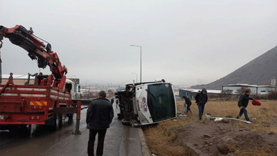 Kayseri'de işçi servisi devrildi: 3'ü ağır 25 yaralı