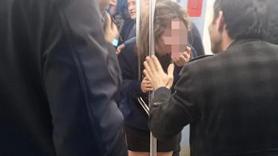 Metroda kafası tutunma direğine sıkışan kadını itfaiye kurtardı