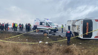 Niğde'de tur midibüsü devrildi: Bir kişi öldü, 27 yaralı