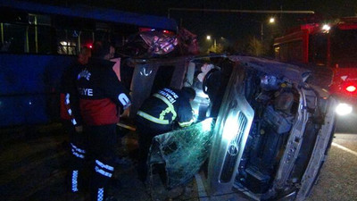 Özel halk otobüsü ile otomobilin çarpıştığı kazada 3'ü ağır 16 kişi yaralandı