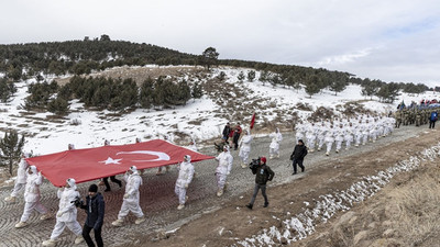 Sarıkamış şehitlerini anma yürüyüşünde Recep Tayyip Erdoğan pankartı