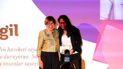 SES Derneği'nden Sera Kadıgil'e 'Yılın Kadını' ödülü