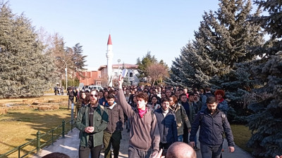 Sınavda HDP kapatma davasını soran akademisyen uzaklaştırılmıştı: Üniversiteliler rektörlüğe yürüdü