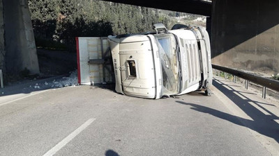 Taş yüklü kamyon devrildi, İstanbul yönü ulaşıma kapandı