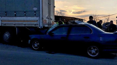 Yol kenarında duran kamyona çarpan otomobilin sürücüsü hayatını kaybetti, yanındaki çocuk yaralandı
