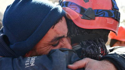 103 saat sonra babasını enkazdan çıkaran ekibe sarıldı