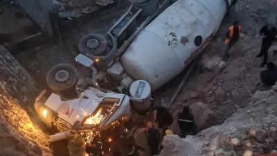 Adana'da iş cinayeti: Beton mikseri toprak kayması sonucu çukura devrildi