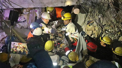 Adıyaman'da bir kadın 8 katlı binanın 2. katından 117 saat sonra kurtarıldı