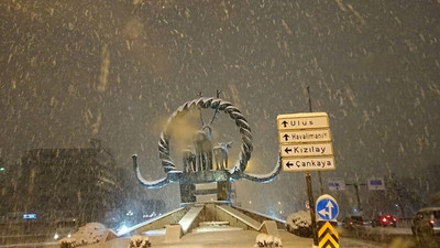 Ankara'da yoğun kar yağışı: Kaldırım ve yollar buz tuttu